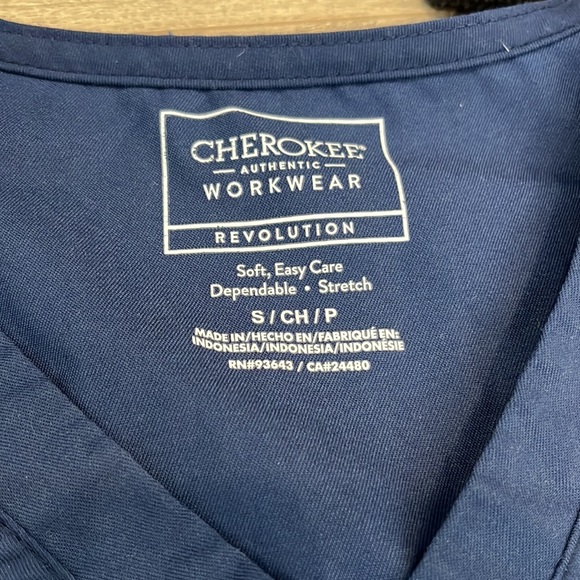 Cherokee Revolution Scrubtop - Picture 2 of 4